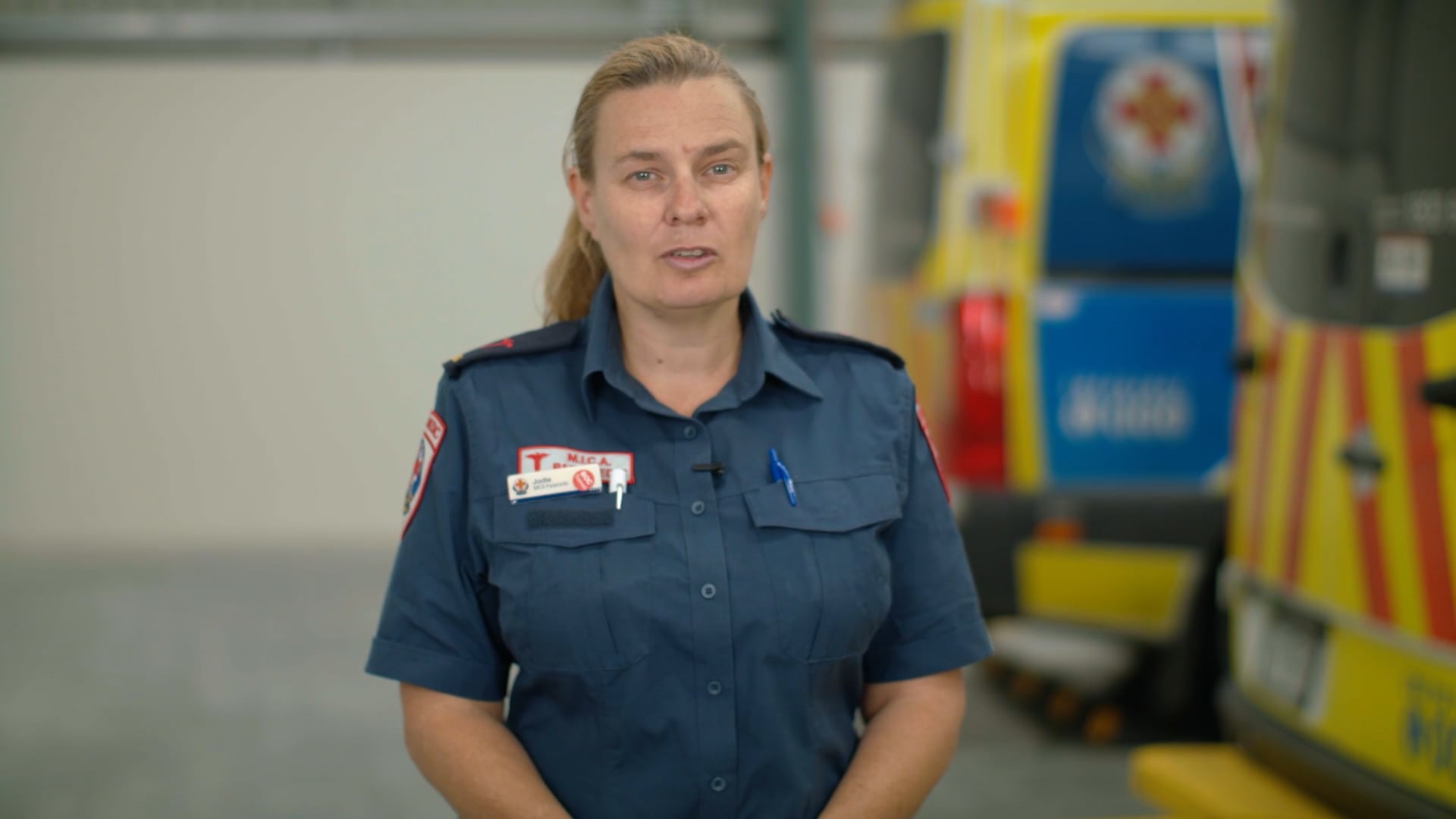 Ambulance-Victoria-Fitting-a-mask